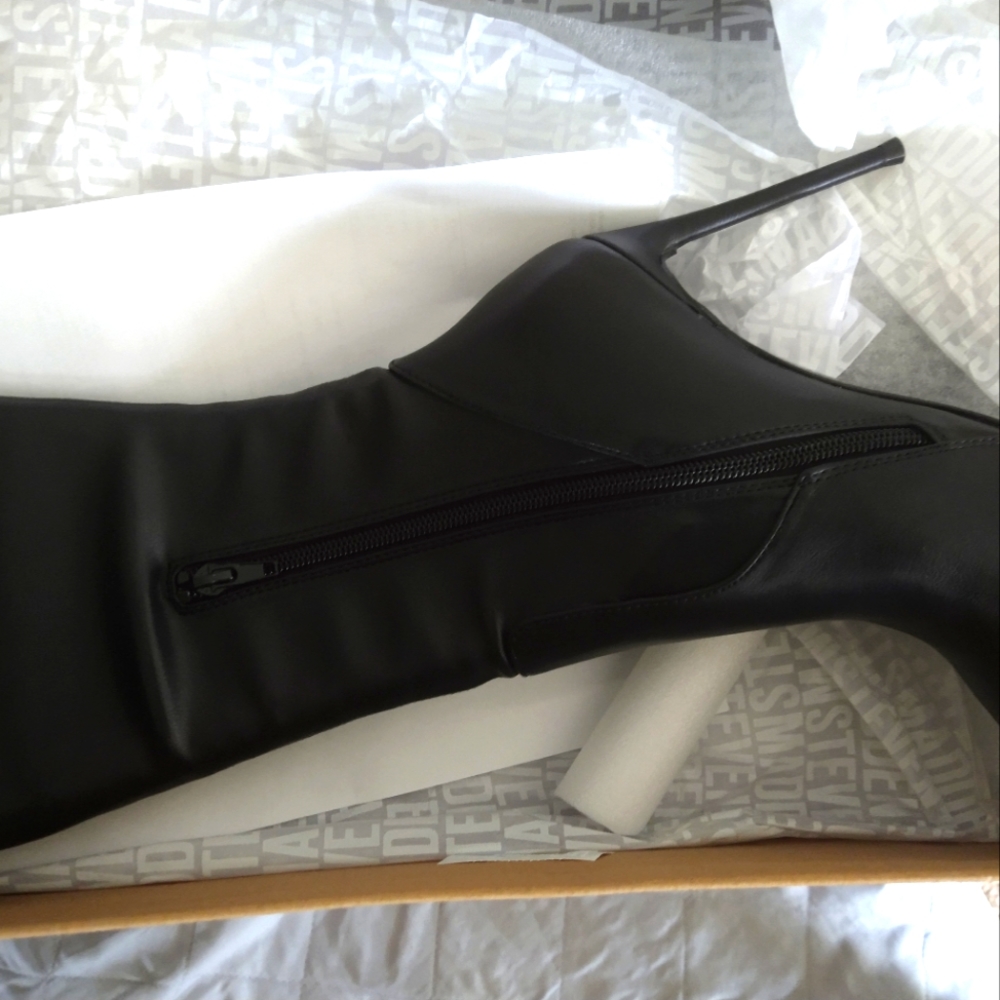 Steve Madden Boots Womens Size 8 (BRAND NEW)NEVER WORN